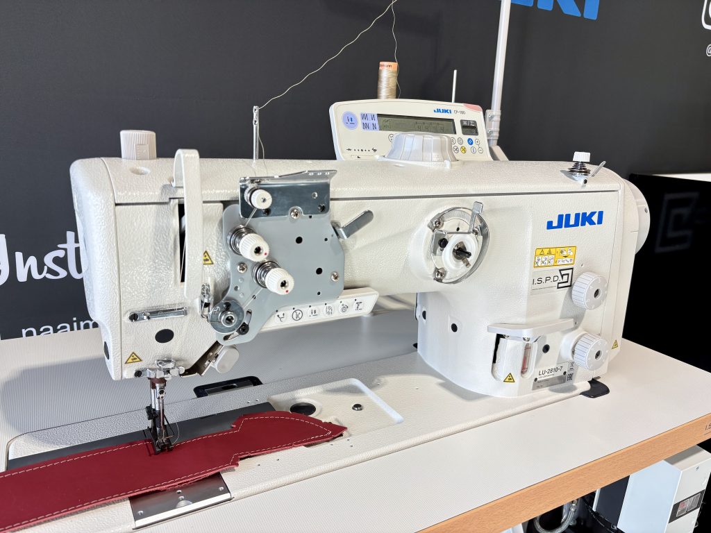 Industriële 1-naalds locksteekmachine JUKI LU-2810A-7 met automatische draadafsnijder en servomotor.Industriële 1-naalds locksteekmachine JUKI LU-2810A-7 met automatische draadafsnijder en servomotor.