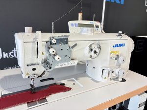 Industriële 1-naalds locksteekmachine JUKI LU-2810A-7 met automatische draadafsnijder en servomotor.Industriële 1-naalds locksteekmachine JUKI LU-2810A-7 met automatische draadafsnijder en servomotor.