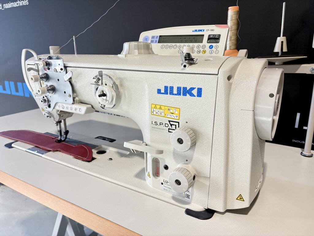 JUKI LU-2810A-7 industriële locksteekmachine voor zware materialen met automatische functies.