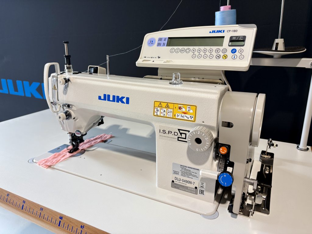 Industriële JUKI DLU-5490N-7 naaimachine met 1 naald, variabel boven- en ondertransport, automatische draadafsnijder en hoge persvoethoogte, geschikt voor middelzware stoffen.