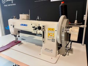 UKI TNU-243 – kracht en precisie voor zware naaiwerkzaamheden.