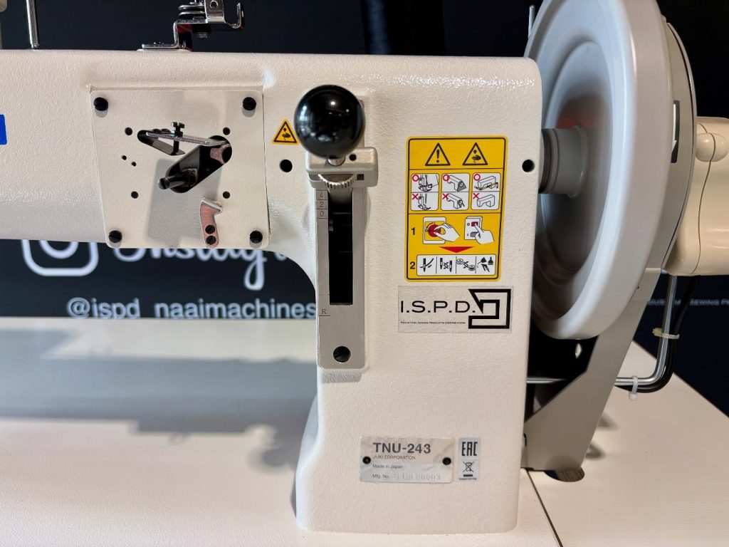 JUKI TNU-243 met triple feed en maximale steeklengte van 15 mm, geschikt voor leer en tentdoek.