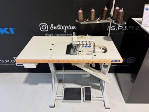 JUKI MO-6716DA in een professionele werkplaats met rekbare stoffen