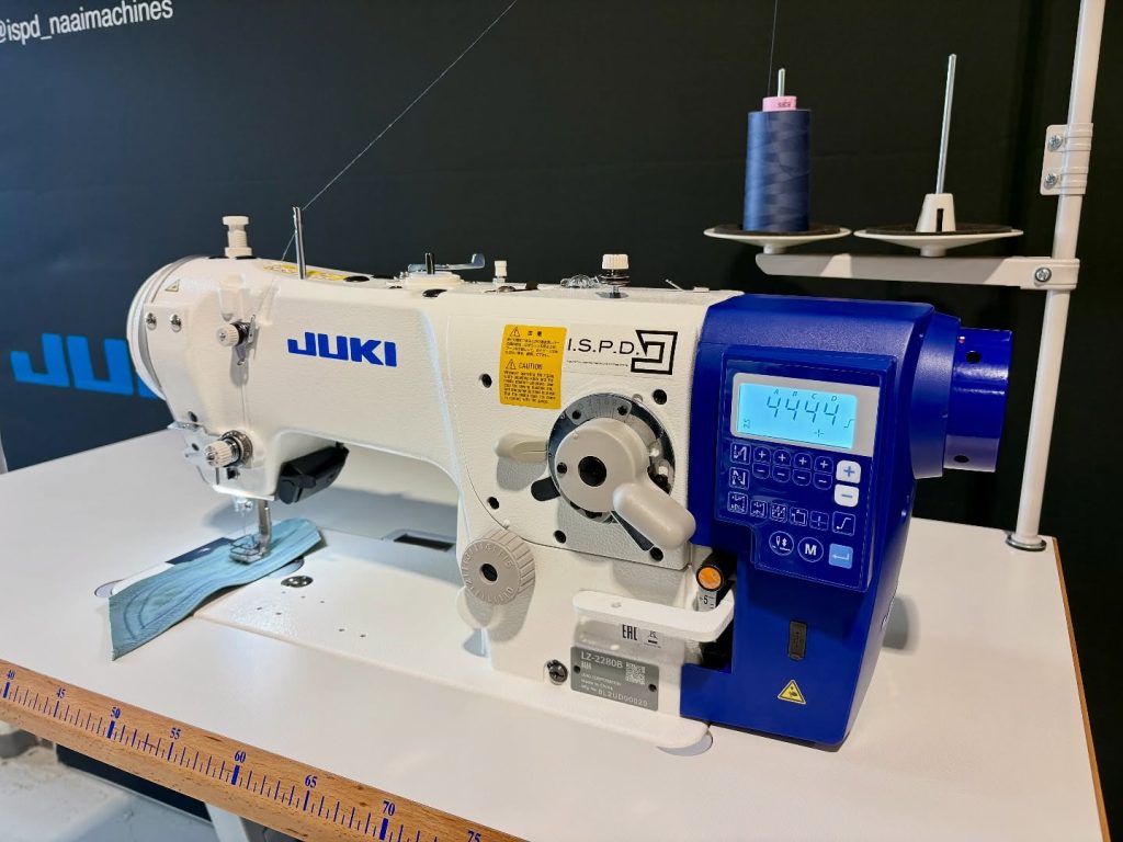 Zijkant van de JUKI LZ-2280BB met verstelbare steekbreedte tot 8 mm