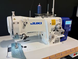 JUKI LZ-2280BB zigzag-naaimachine van voren met bedieningspaneel zichtbaar