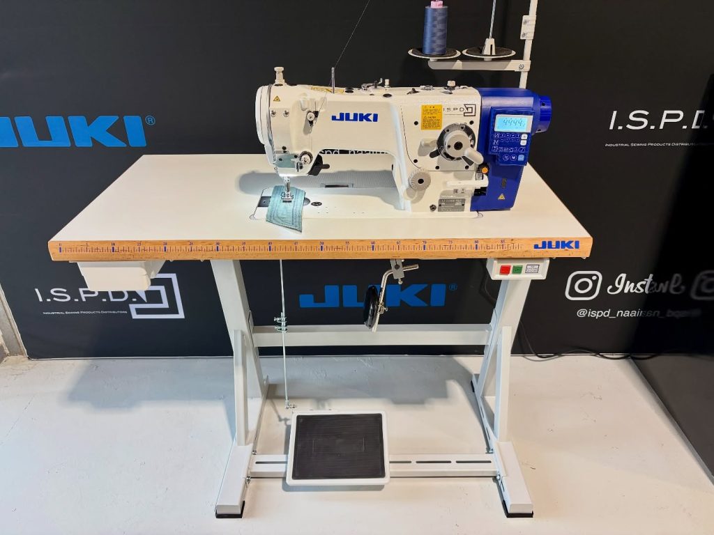 Complete industriële set-up van de JUKI LZ-2280BB inclusief tafel en voetbediening