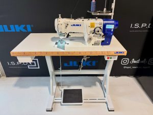 Complete industriële set-up van de JUKI LZ-2280BB inclusief tafel en voetbediening
