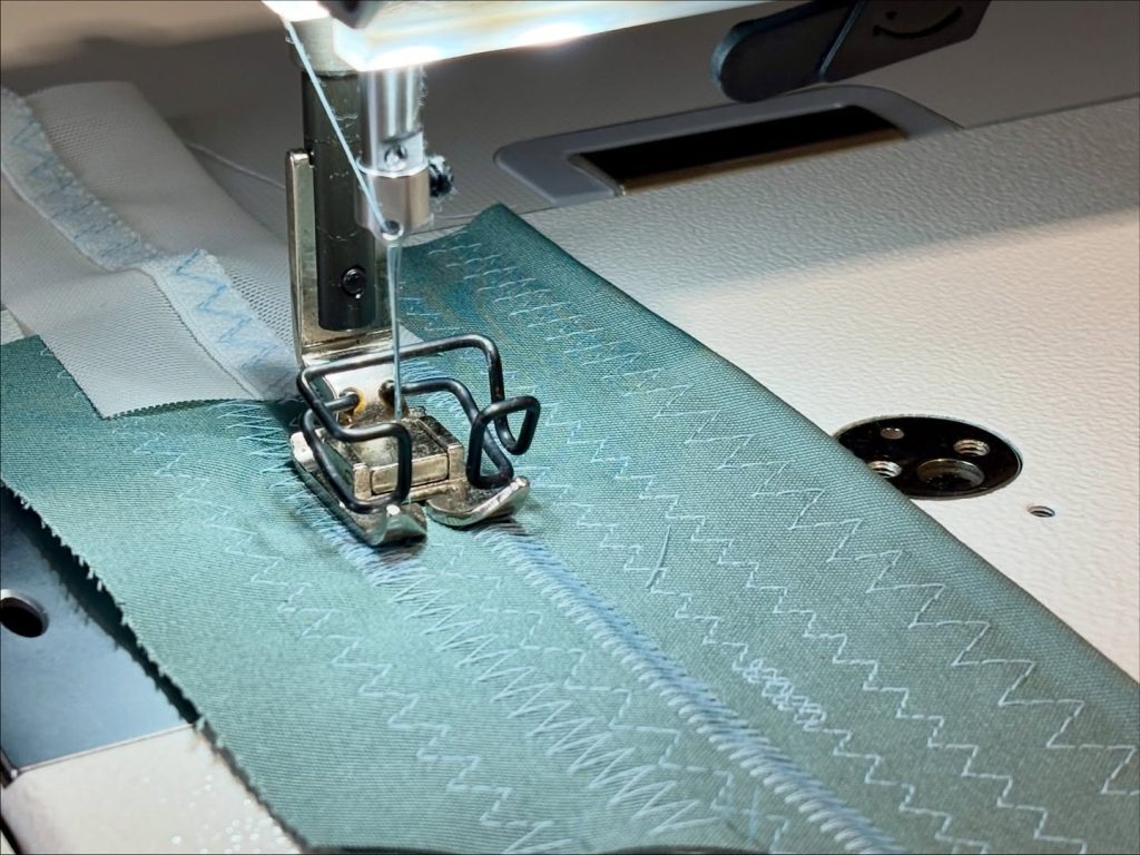 Detail van de JUKI LZ-2284B industriële 2-staps zigzag naaimachine met precisie steekregeling.