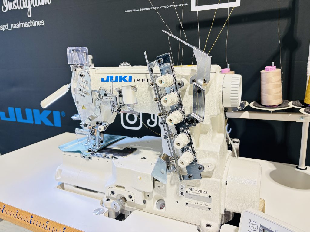 Professionele T-shirt afwerking met de JUKI MF7523U11-B56UT35 coverlock machine