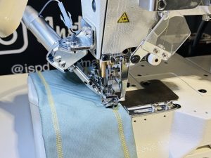 Detail van de 3-naald coverstitch en naalden van de JUKI coverlock