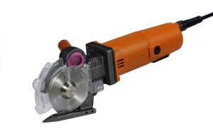 Close-up van 70 mm cirkelmes van Rasor Optima 703 roterende snijmachine